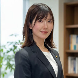 東京都足立区の北千住にある、司法書士・行政書士　ゆかり法務事務所の行政書士 岡野の写真です。 経営管理ビザ・高度専門職・外国人雇用を得意としています。相続、遺産承継、不動産登記、遺言、企業法務、商業登記、終活、在留資格申請、ビザ、永住許可申請、帰化申請、短期滞在、会社設立、家族信託、契約書作成に関するお悩みはお任せください。